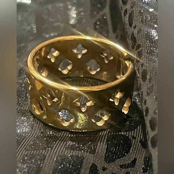 monogram logo gold ring to match your bag or purse size 9 💕🔥🔥 - Picture 2 of 2